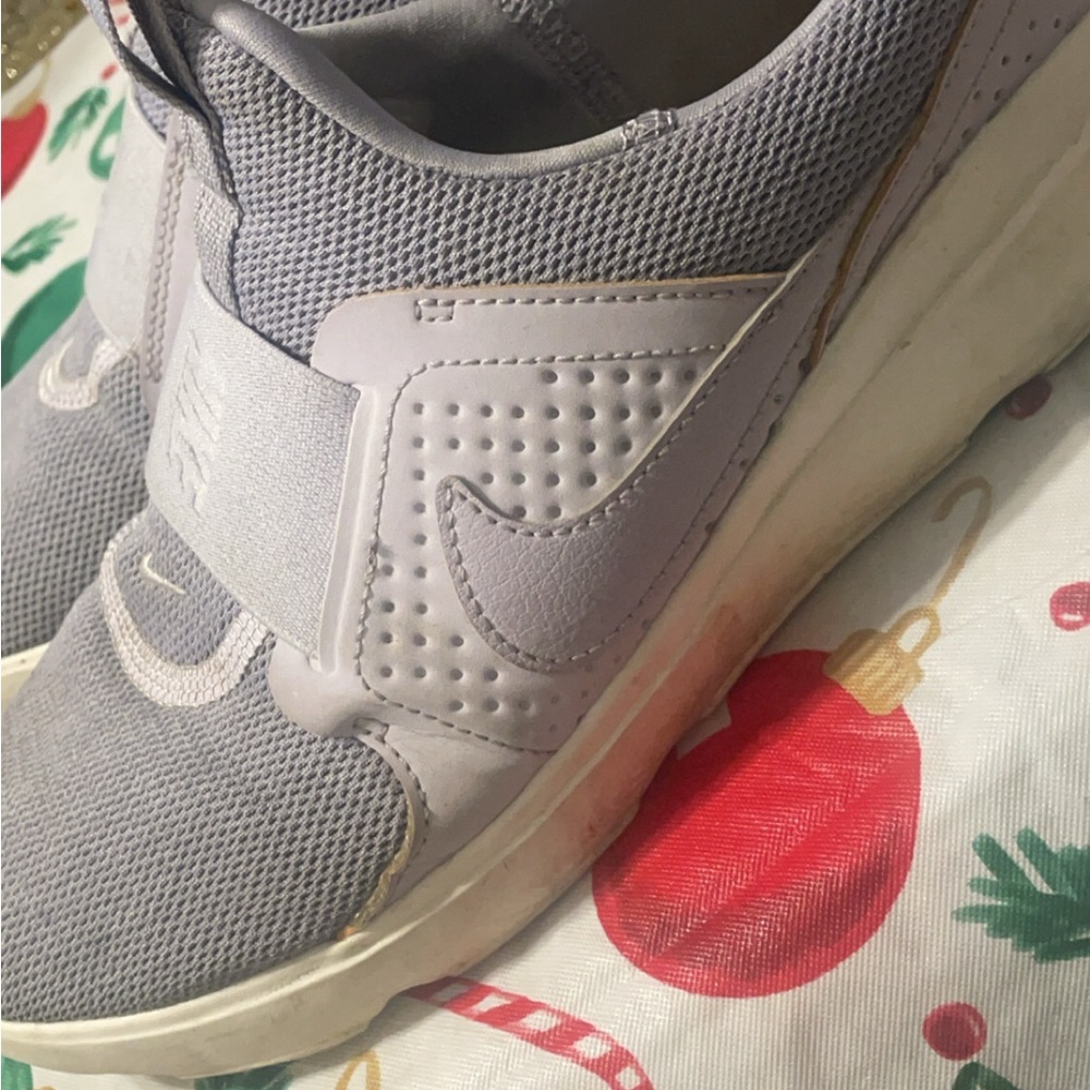 Women’s tennis shoes